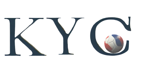 Las letras KYC y un pequeño balón de fútbol dentro de la C